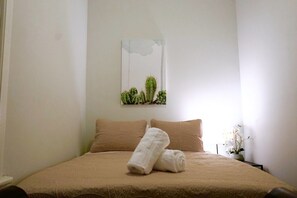 Apartment (4 Bedrooms) | 4 bedrooms, iron/ironing board, free WiFi - A Duplex for Your Grouplex (Chicago)