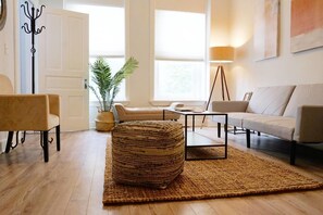 Apartment (4 Bedrooms) | Living area | TV, books - A Duplex for Your Grouplex (Chicago)