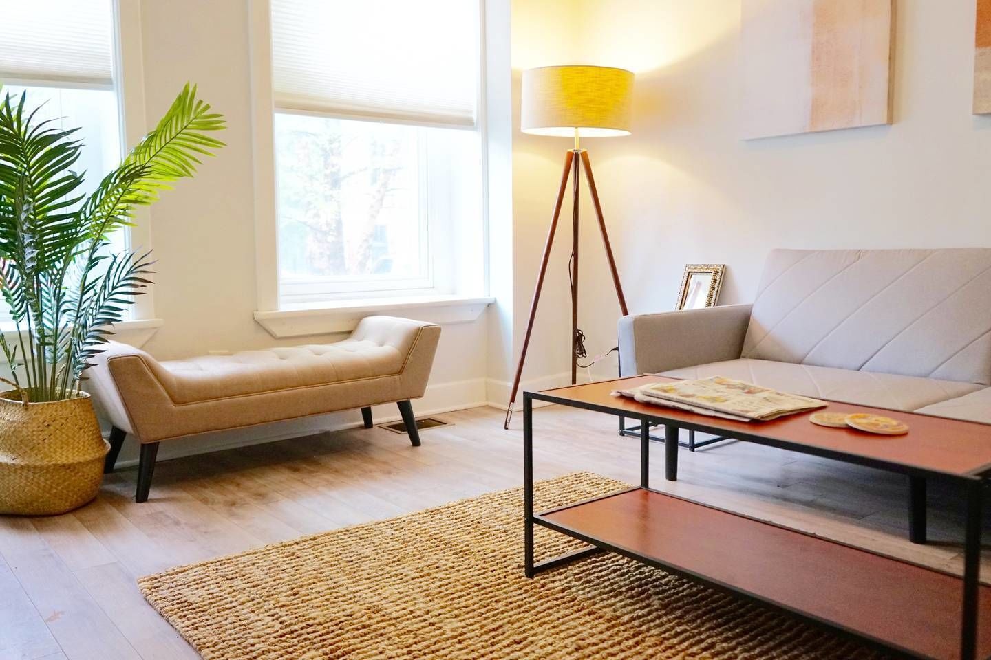 Apartment (4 Bedrooms) | Living room | TV, books