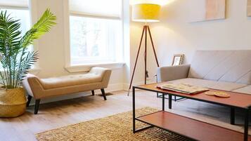 Apartment (4 Bedrooms) | Living room | TV, books