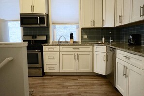 Apartment (4 Bedrooms) | Private kitchen | Microwave, stovetop, dishwasher, cookware/dishes/utensils - A Duplex for Your Grouplex (Chicago)