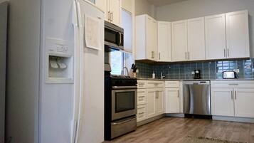 Apartment (4 Bedrooms) | Private kitchen | Microwave, stovetop, dishwasher, cookware/dishes/utensils