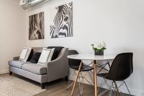 TV - Black Walnut - Modern 1 BDR in Downtown (Chicago)