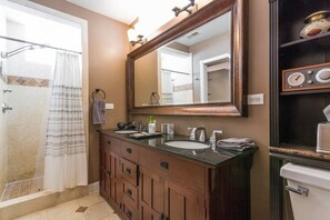 Apartment (3 Bedrooms) | 3 bedrooms, desk, iron/ironing board, free WiFi - Spacious Split-level Apartment - Great for Groups (Chicago)