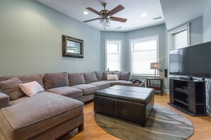 Apartment (3 Bedrooms) | Living room | TV, Netflix, streaming services - Spacious Split-level Apartment - Great for Groups (Chicago)