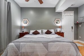 Apartment (3 Bedrooms) | 3 bedrooms, desk, iron/ironing board, free WiFi - Spacious Split-level Apartment - Great for Groups (Chicago)