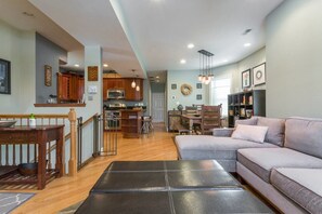 Apartment (3 Bedrooms) | Living area | TV, Netflix, streaming services - Spacious Split-level Apartment - Great for Groups (Chicago)