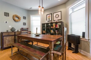 Apartment (3 Bedrooms) | Private kitchen - Spacious Split-level Apartment - Great for Groups (Chicago)