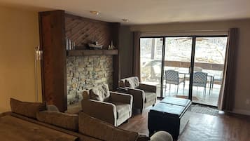 TV connectée, cheminée, lecteur de DVD, baby-foot