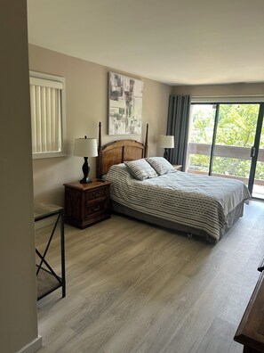 3 habitaciones, escritorio y tabla de planchar con plancha 