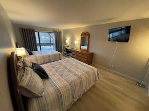 3 chambres, bureau, fer et planche à repasser, lit de bébé portatif