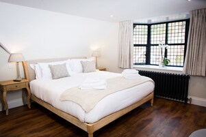 King Suite | Egyptian cotton sheets, premium bedding, iron/ironing board, free WiFi