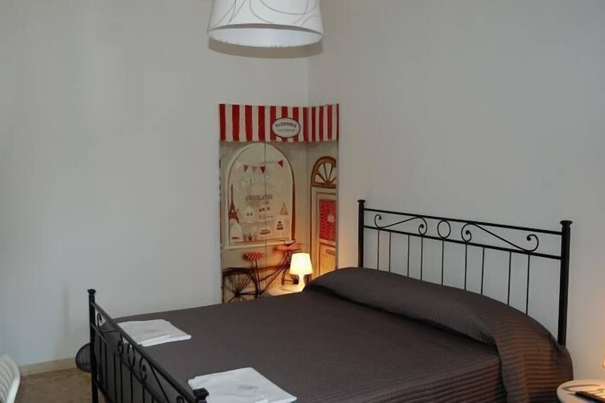 Triple Room, Shared Bathroom | Desk, WiFi (free), bed sheets