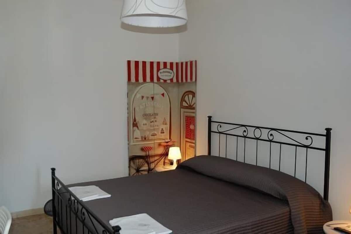 Triple Room, Shared Bathroom | Desk, free WiFi, bed sheets