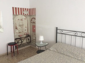 Escritorio, wifi gratis y ropa de cama 
