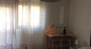 Escritorio, wifi gratis, ropa de cama