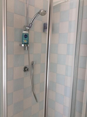 淋浴设施、免费洗浴用品、吹风机、坐浴桶
