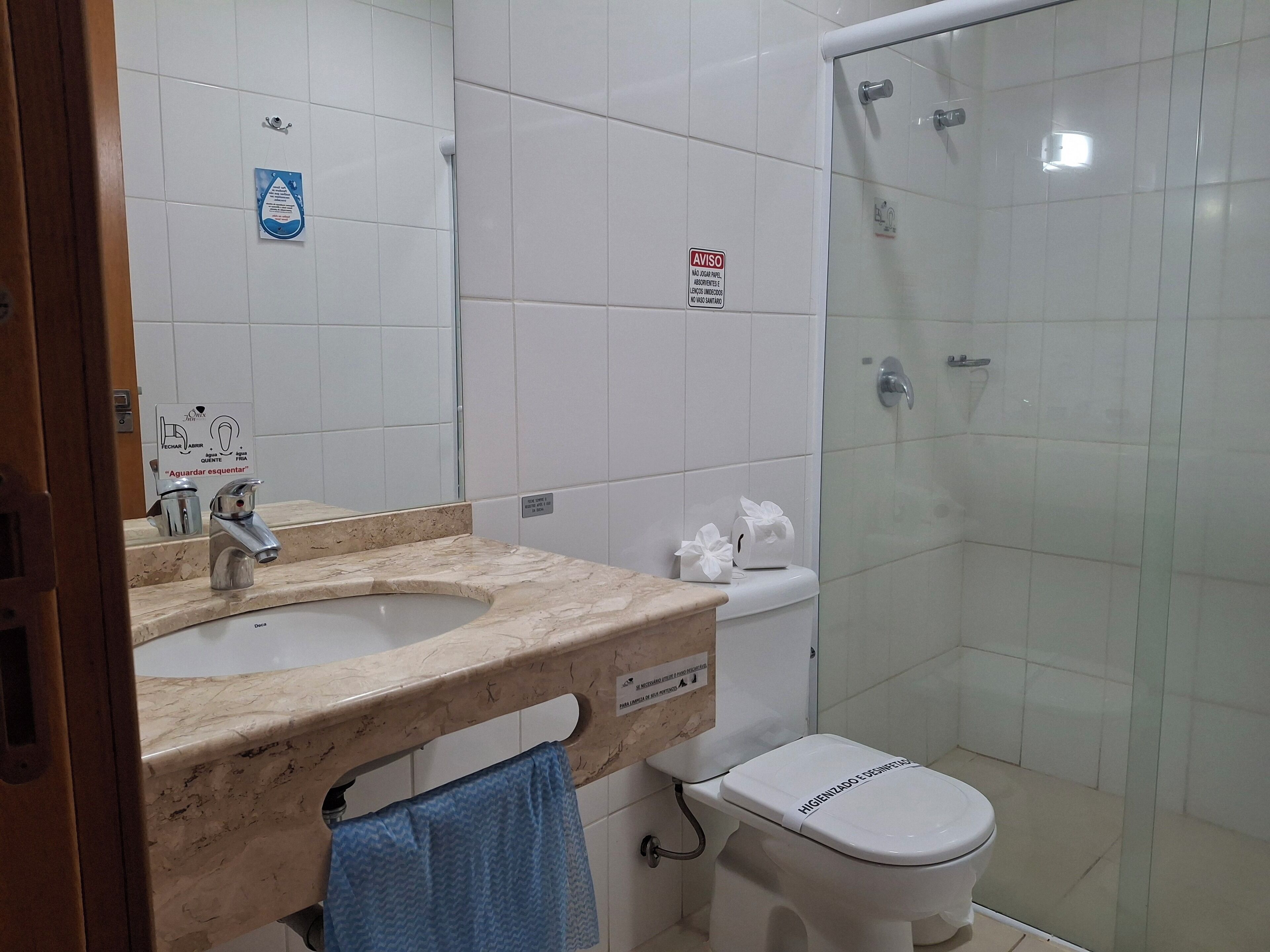 Ein Badezimmer mit Waschbecken, Toilette und Duschkabine.