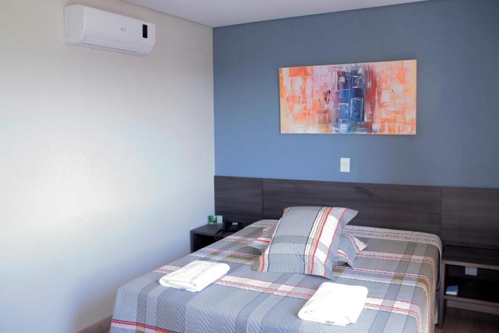 Ropa de cama de alta calidad y minibar 
