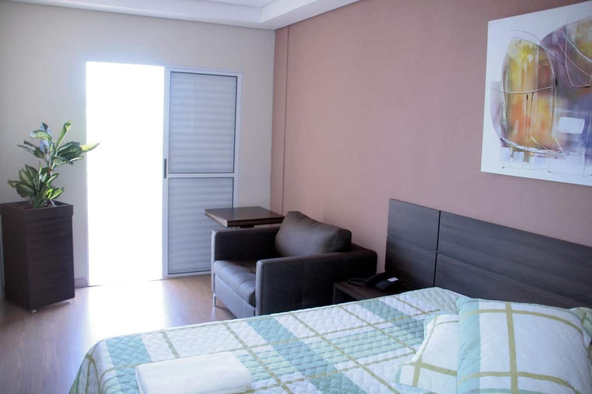 Ropa de cama de alta calidad y minibar