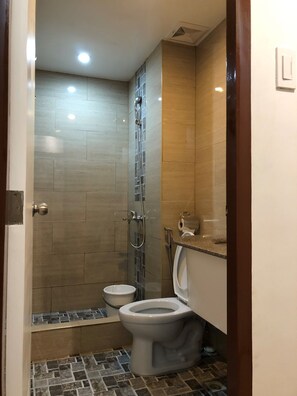 Studio | Bathroom | Shower, hair dryer, towels - Baguio City Condominium (Baguio)