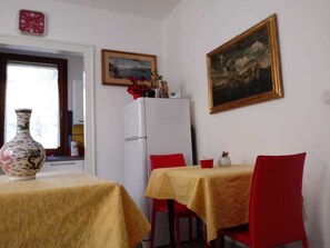 Petit déjeuner composé de spécialités régionales (8 EUR par personne)