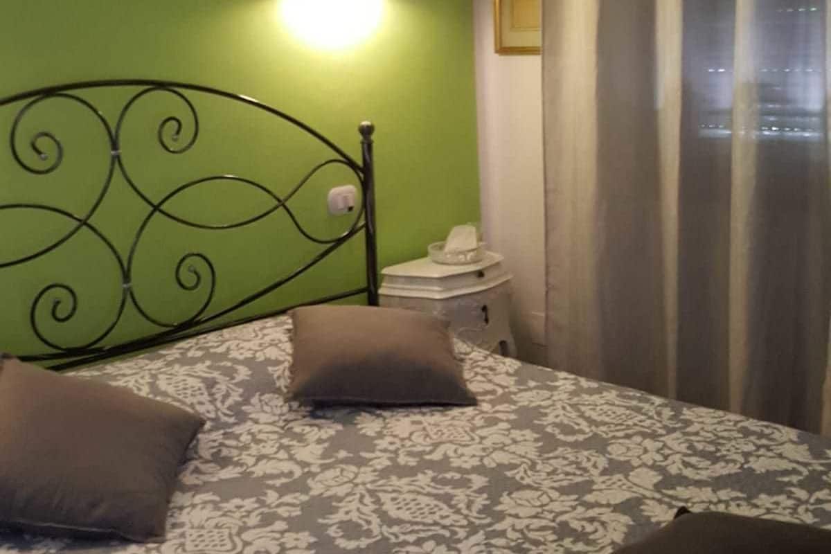 Habitación doble | Escritorio, tabla de planchar con plancha, wifi gratis y ropa de cama