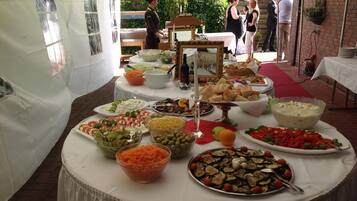 Se sirven comidas, cenas y cocina local