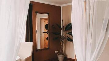 Meja kerja, tirai kedap cahaya, dan setrika/meja setrika