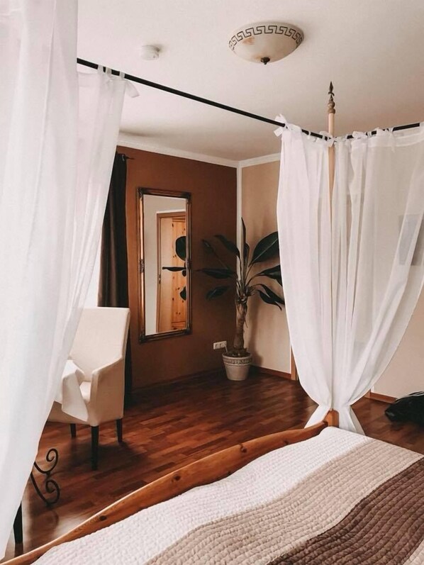 Meja kerja, tirai kedap cahaya, dan setrika/meja setrika