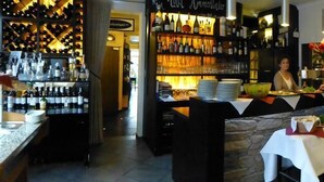 A restaurant with a bar area, buffet, and seating. - Hotel Ammerländer Hof (Westerstede)