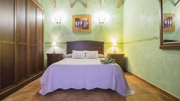 8 bedrooms, desk, iron/ironing board, free WiFi