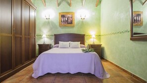 8 bedrooms, desk, iron/ironing board, free WiFi - Self catering Los Laureles 2 for 17 people (Urda)