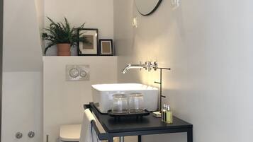 Apartamento design, vista para o pátio | Banheiro | Chuveiro, chuveiro com efeito de chuva, produtos de toalete de grife