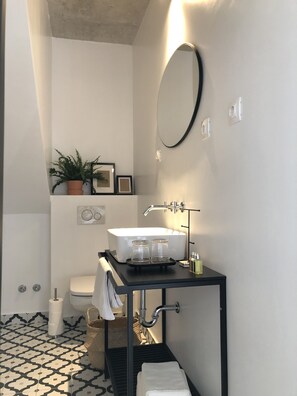 Leilighet – design, bakgårdsutsikt | Bad | Dusj, regndusjhode, designertoalettartikler og hårføner