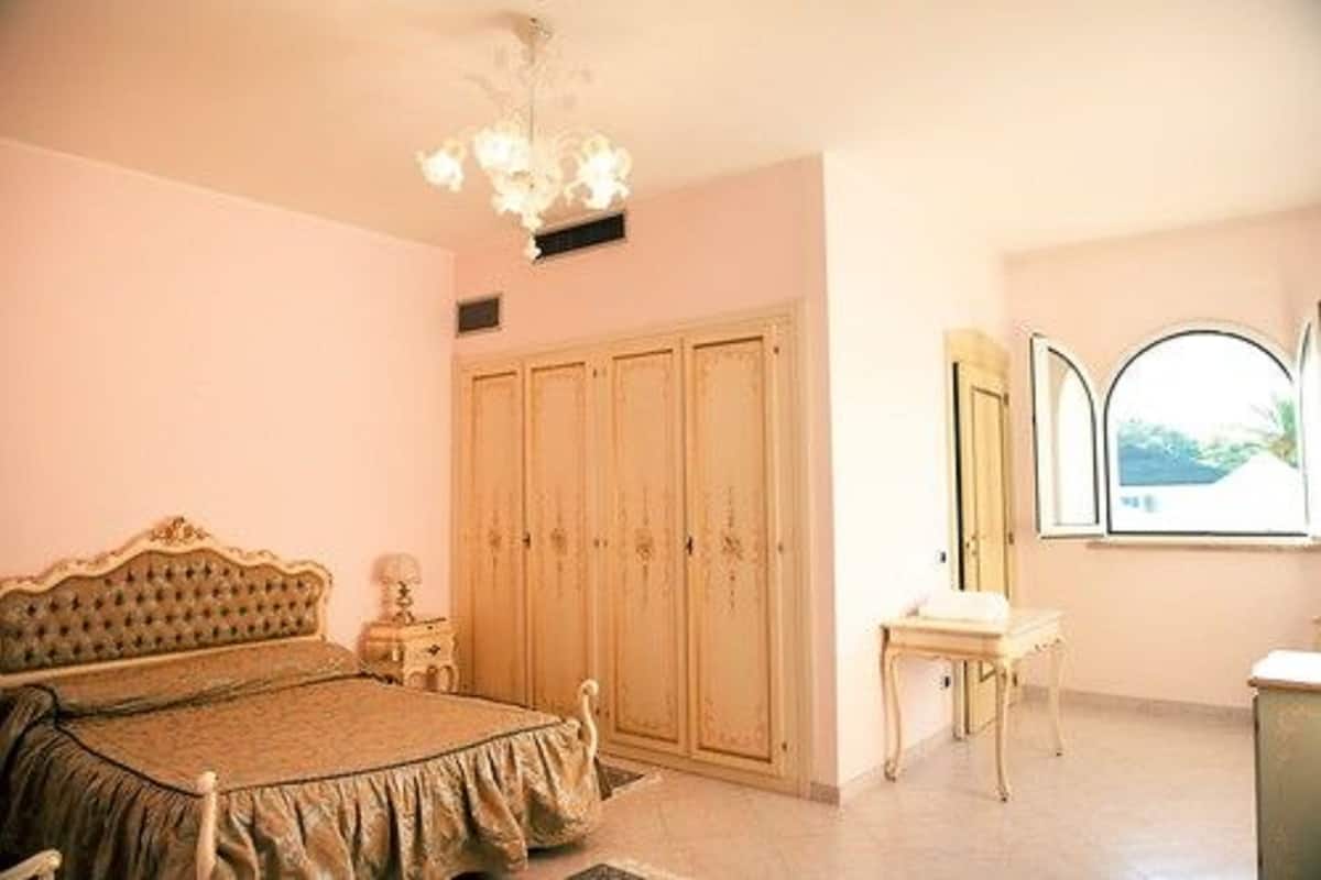 Standaard driepersoonskamer | Een bureau, extra bedden, gratis wifi, beddengoed