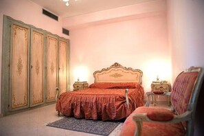 Standard Quadruple Room | Meja, katil lipat simpan/tambahan, Wi-fi percuma, cadar katil 