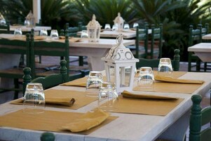 3 restaurantes; se sirve almuerzo y cena; cocina italiana