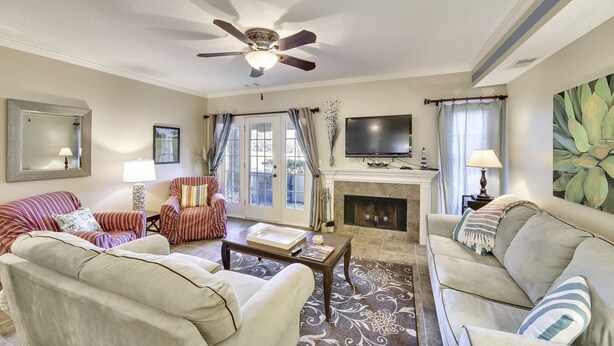 Flat-screen TV, DVD player - Evian 297 (Hilton Head Island)