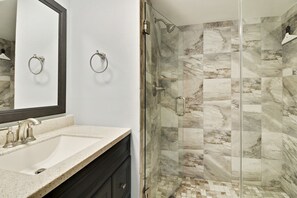Bathroom - Island House 101 (Hilton Head Island)