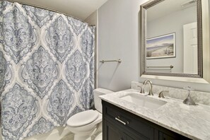 Bathroom - Island House 101 (Hilton Head Island)