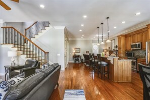 TV, DVD player - Crabline 35 (Hilton Head Island)