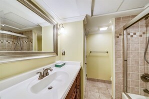 Combined shower/bathtub