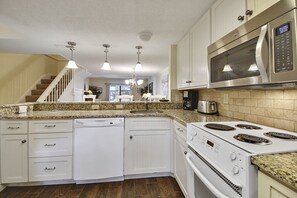 爐台、洗碗機、鍋具/餐盤/廚房用品