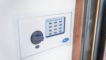Cerradura electrónica con llave y indicador de batería.