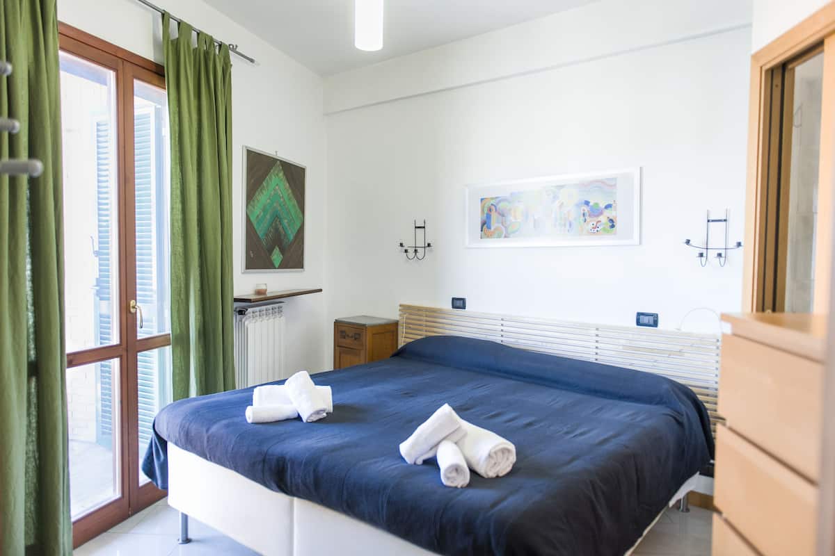 Appartement, 1 slaapkamer (2) | 1 slaapkamer, een kluis op de kamer, een bureau