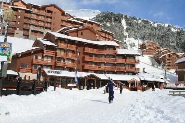 Exterior - Duplex with Savoyard chalet decoration, ski-in/ski-out, 6 persons (Les Allues)