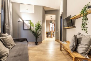 Appartamento, 3 camere da letto (A) | Area soggiorno | TV a schermo piatto