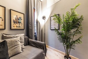 Appartamento, 3 camere da letto (A) | Area soggiorno | TV a schermo piatto