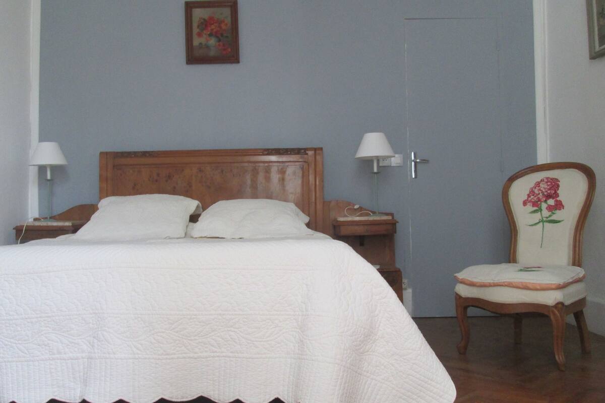 Chambre Double, 1 très grand lit (Floral)